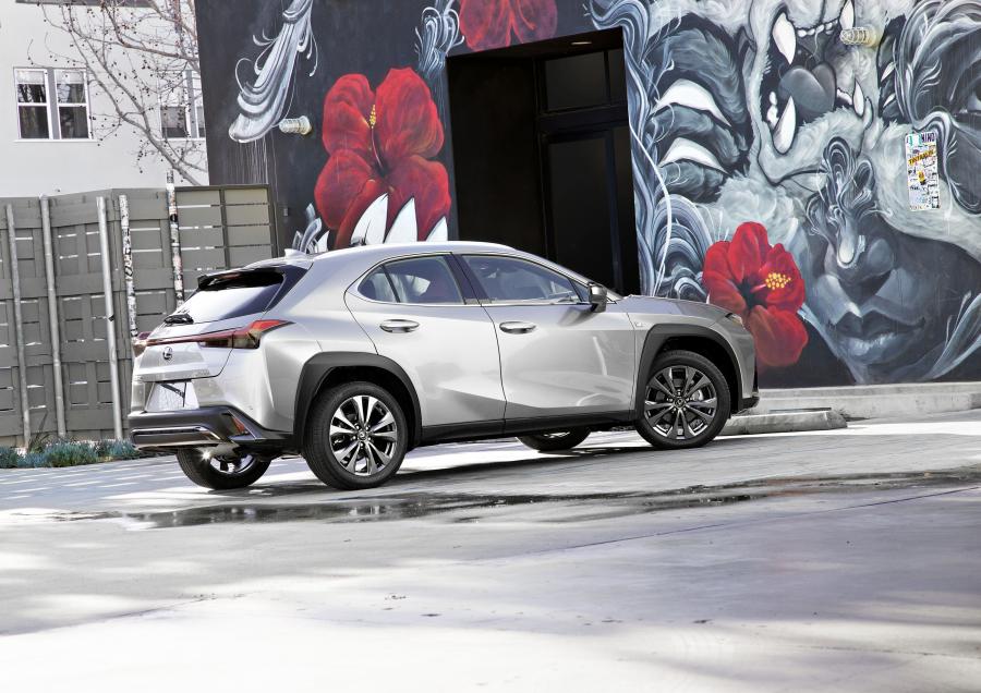  Lexus UX200 F-Sport 2018 года  (NA) (фото 13 из 40)